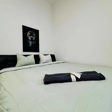 Modern 2br For 5 Prime Location Apartment *