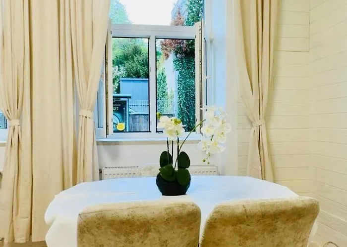 Modern 2br For 5 Prime Location Apartment *